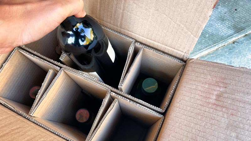 vinho dentro de uma caixa de cartão